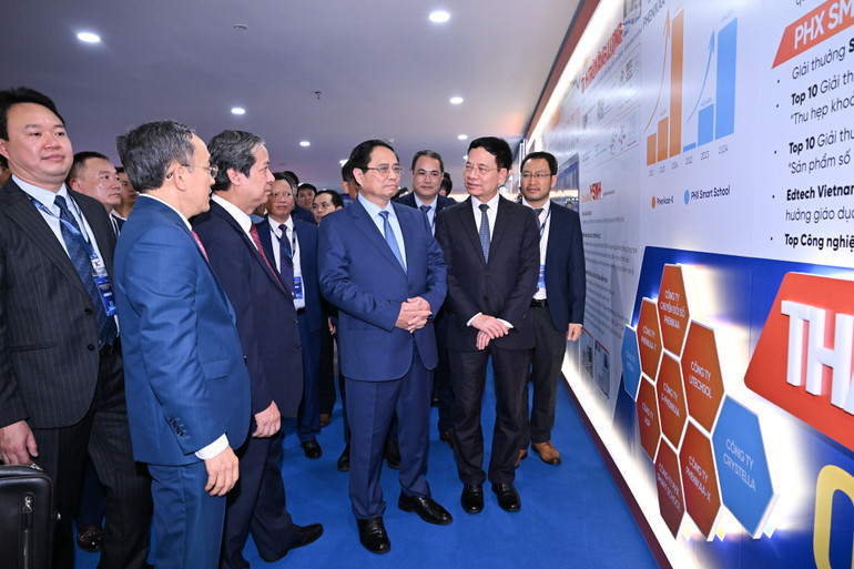Thủ tướng Phạm Minh Chính tham quan trưng bày thành tựu của Đại học Phenikaa hôm 22/7 (Ảnh: Trần Hải) dsc-6554.jpg