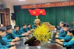 Lực lượng dân quân ứng trực mưa bão trong đêm 30/9 tại Hà Nội. (Ảnh: VĂN THỊNH)