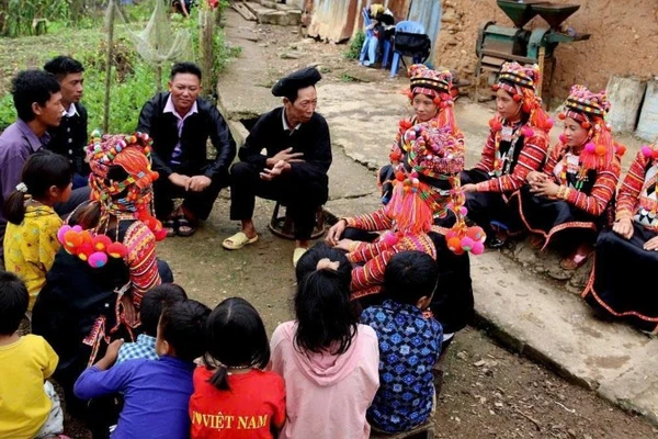 Người già trao truyền lại những giá trị văn hóa truyền thống cho thế hệ trẻ.