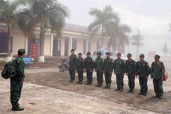 Cán bộ chiến sĩ Đồn Biên phòng Thu Lũm trước giờ tuần tra.