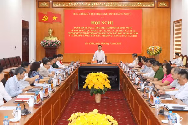 Các thành viên Ban Chỉ đạo họp bàn về kết quả triển khai thực hiện Nghị quyết số 15 ngày 22/12/2023 của Ban Chấp hành Đảng bộ tỉnh Lai Châu.