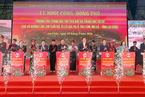 Lãnh đạo tỉnh Lai Châu dự và bấm nút khởi công các công trình.