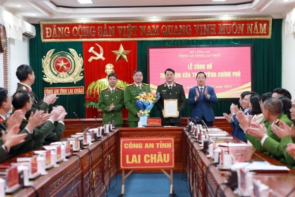 Lãnh đạo tỉnh Lai Châu trao thư khen của Thủ tướng Chính phủ cho Công an Lai Châu.