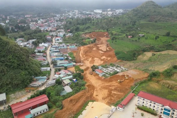 Tuyến đường nối từ trụ sở Ủy ban nhân dân phường Đoàn Kết (cũ) đến đường số 17, phường Quyết Thắng (cũ), đang được gấp rút thi công.