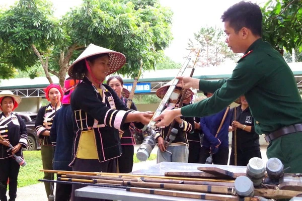 Người dân tự nguyện giao nộp vũ khí, vật liệu nổ cho cơ quan chức năng sau khi được tuyên truyền vận động.