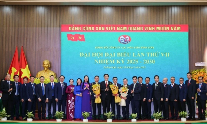 Lãnh đạo tỉnh Quảng Ngãi và Petrovietnam tặng hoa chúc mừng Ban Chấp hành Đảng bộ BSR nhiệm kỳ 2025-2030.