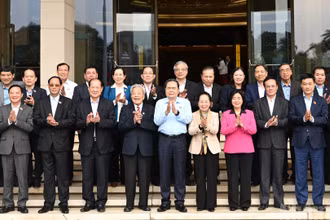 Chủ tịch Quốc hội Trần Thanh Mẫn, Chủ tịch Ủy ban Trung ương Mặt trận Tổ quốc Việt Nam Bùi Thị Minh Hoài và các đại biểu dự hội nghị. (Ảnh: DUY LINH)