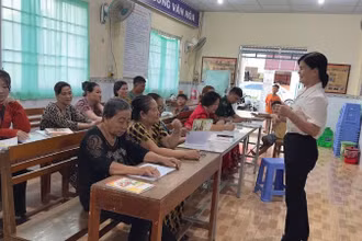 Quang cảnh lớp học xóa mù chữ tại Nhà văn hóa Ấp 7, xã Cái Đôi Vàm.