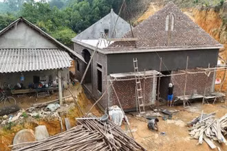 Nhờ chương trình xóa nhà tạm, nhà dột nát của tỉnh Phú Thọ, gia đình ông Cao Văn Giang, xã Hùng Xuyên, huyện Đoan Hùng đã xây dựng được căn nhà khang trang. (Ảnh: NGỌC LONG)