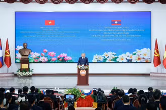 Tổng Bí thư Tô Lâm phát biểu chính sách tại Học viện Chính trị và Hành chính Quốc gia Lào, chiều 1/12/2025. (Ảnh: THỐNG NHẤT/TTXVN)