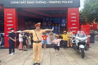 Trải nghiệm làm Cảnh sát giao thông tại Chương trình Vinh quang Công an nhân dân Việt Nam. (Ảnh minh họa)