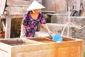 Bà Đoàn Thị Xuân ở thôn Trung Tiến, xã Tân Gianh phải lọc nước, nhưng chất lượng vẫn chưa bảo đảm