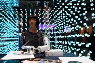 Họa sĩ robot Ai-Da vẽ tranh tại Hội nghị thượng đỉnh toàn cầu Trí tuệ nhân tạo tại Geneva, Thụy Sĩ, ngày 30/5/2024. (Ảnh: THX/TTXVN)
