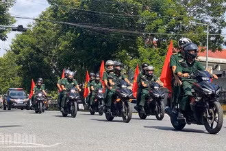 Các lực lượng diễu hành qua các đường phố lớn của Huế để lan tỏa phong trào toàn dân phòng, chống mua bán người. Ảnh: QUANG TIẾN