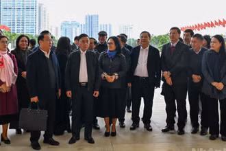 Thường trực Ban Bí thư Trần Cẩm Tú và các đại biểu kiểm tra công tác chuẩn bị Đại hội XIV của Đảng tại Trung tâm Hội nghị Quốc gia. (Ảnh: DUY LINH)