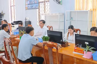Người dân giao dịch tại Trung tâm phục vụ hành chính công phường Thới Sơn (tỉnh An Giang) những ngày đầu tuần tháng 7/2025.