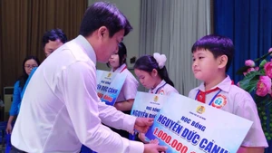 Đồng chí Bùi Thanh Nhân, Ủy viên Thường vụ Thành ủy, Phó Chủ tịch Ủy ban Mặt trận Tổ quốc Việt Nam Thành phố, Chủ tịch Liên đoàn Lao động Thành phố Hồ Chí Minh trao học bổng cho học sinh.