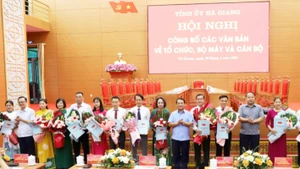 Lãnh đạo tỉnh Hà Giang trao quyết định phân công nhiệm vụ và chỉ định các đồng chí tham gia Ban Chấp hành, Ban Thường vụ Đảng bộ xã Vị Xuyên.