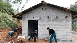 Người dân xã Thuận Hòa, huyện Vị Xuyên (Hà Giang) hỗ trợ hộ nghèo xóa nhà tạm. (Ảnh KHÁNH TOÀN)