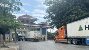 Các phương tiện xuất, nhập cảnh qua Cửa khẩu Quốc tế Thanh Thủy.