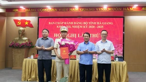 Các đồng chí lãnh đạo tỉnh Hà Giang trao quyết định và tặng hoa chúc mừng Đại tá Nguyễn Đức Thuận, Giám đốc Công an tỉnh Hà Giang.