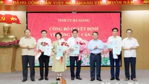 Các đồng chí lãnh đạo tỉnh Hà Giang trao quyết định, tặng hoa chúc mừng các đồng chí được phân công giữ chức danh Chủ tịch, Phó Chủ tịch Mặt trận Tổ quốc Việt Nam tỉnh Hà Giang.