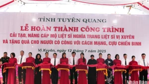 Nguyên Chủ tịch nước Trương Tấn Sang tham gia nghi thức cắt băng khánh thành dự án cải tạo, nâng cấp mộ liệt sĩ tại Nghĩa trang liệt sĩ Vị Xuyên.