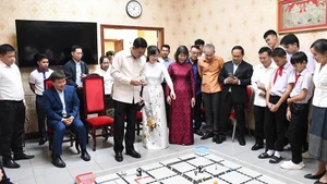Các đại biểu xem trình diễn robotics tại hội thảo. (Ảnh: Cộng tác viên)