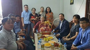 Đại sứ Việt Nam tại Lào Nguyễn Minh Tâm thăm một số gia đình có công với cách mạng hai nước Việt Nam và Lào. (Ảnh: Cộng tác viên)