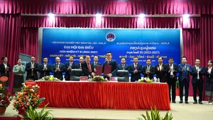 Ký kết thỏa thuận hợp tác giữa Công ty Star Telecom và Hội doanh nghiệp Việt Nam tại Lào. (Ảnh: HẢI TIẾN)