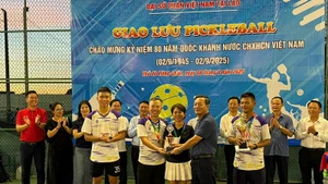 Đại sứ Việt Nam tại Lào Nguyễn Minh Tâm trao Giải Nhất cho các vận động viên. (Ảnh: HẢI TIẾN)