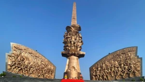 Tượng đài trung tâm Khu tưởng niệm Chiến khu D.