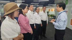 Tiến sĩ Ngô Minh Đức, Hiệu trưởng Trường Đại học Quốc tế Miền Đông (bên phải) giới thiệu Hệ sinh thái Đổi mới sáng tạo tại trường với các Đại biểu Quốc hội Thành phố Hồ Chí Minh.