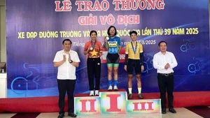 Trưởng Ban tổ chức giải Cao Văn Chóng (bên trái) và Bí thư Đảng ủy, Chủ tịch Hội đồng nhân dân xã Dầu Tiếng Nguyễn Đình Khánh trao thưởng cho các vận động viên đạt thành tích.