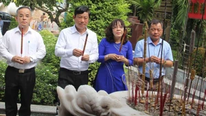 Chủ tịch Hội đồng nhân dân Thành phố Hồ Chí Minh Võ Văn Minh và đoàn công tác dâng hương tại Bia tưởng niệm Liệt sĩ suối Mạch Máng.