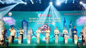 Các đại biểu thực hiện nghi thức khai mạc giải bóng đá.