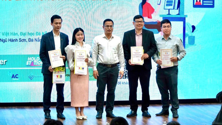 Tiến sĩ Trần Thế Sơn, Phó Hiệu trưởng Trường đại học Công nghệ thông tin và Truyền thông Việt Hàn trao thư cảm ơn cho các diễn giả tham gia sự kiện.