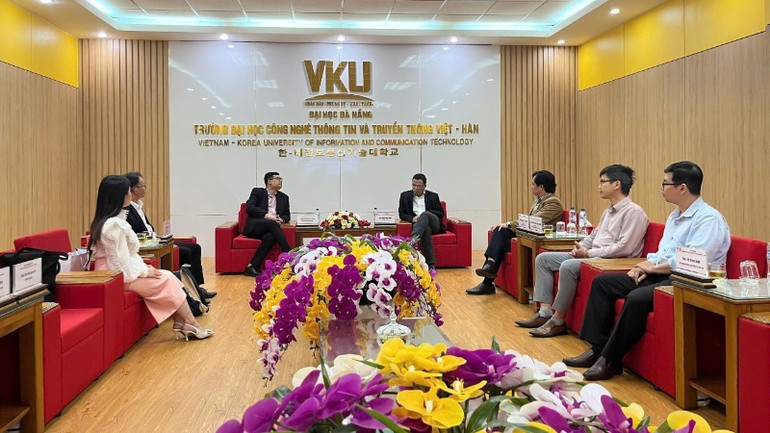 Các diễn giả trao đổi với lãnh đạo Trường đại học Công nghệ thông tin và Truyền thông Việt Hàn về cơ hội hợp tác trong lĩnh vực đào tạo.