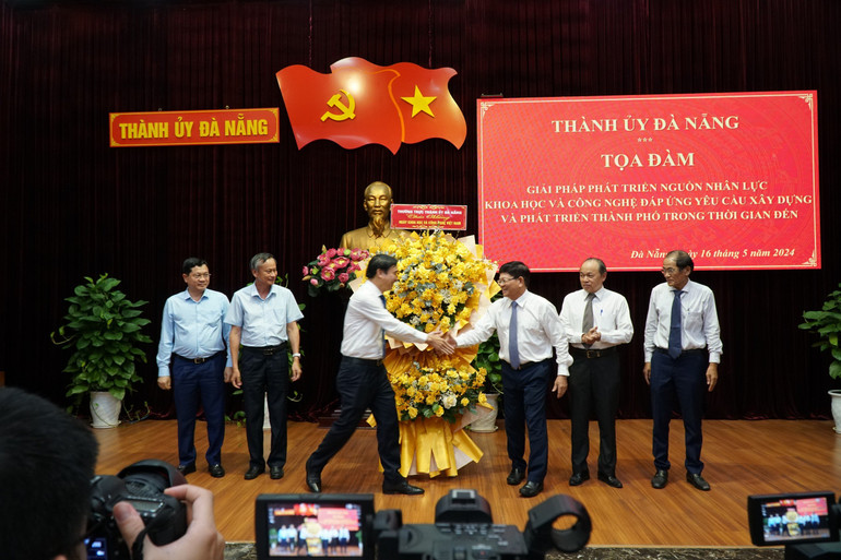 Lãnh đạo Thành ủy Đà Nẵng tặng hoa chúc mừng nhân mừng Ngày Khoa học và Công nghệ Việt Nam 18/5.