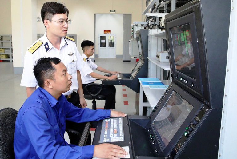 Khai thác, làm chủ trang thiết bị kỹ thuật ở nhà máy X52, Cục Kỹ thuật Hải Quân.