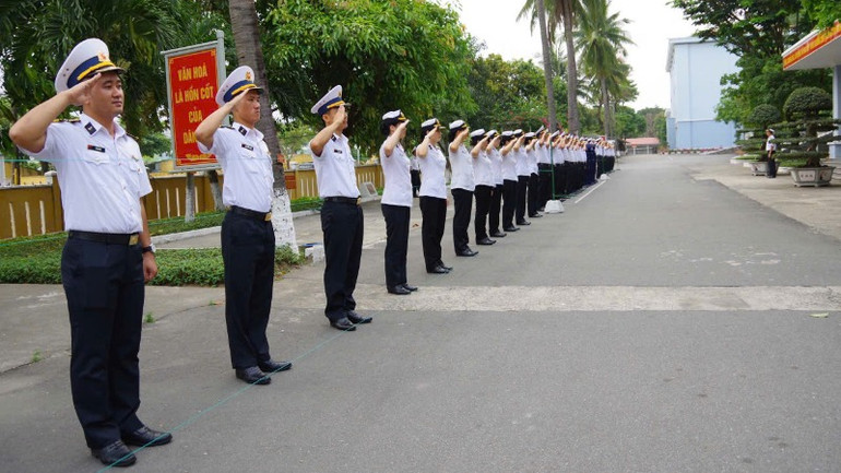 Rèn luyện lễ tiết, tác phong cho sĩ quan, chiến sĩ.
