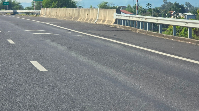 Sống trâu, gồ ghề mặt đường ở Km5+800.