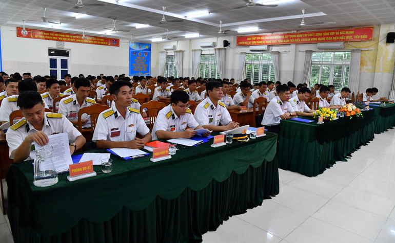 Phần thi lý thuyết của cán bộ chiến sĩ Lữ đoàn 167