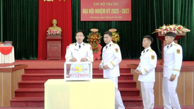 Bỏ phiếu bầu Ban chấp hành Chi bộ Tàu 251 nhiệm kỳ 2025-2027.