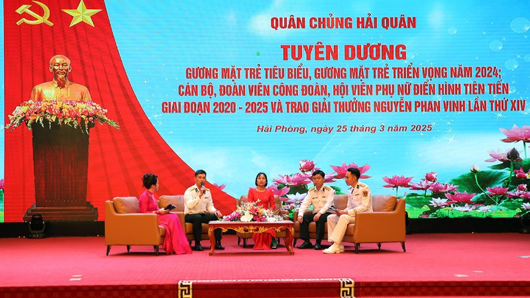 Trò chuyện giao lưu với các điển hình tiên tiến.