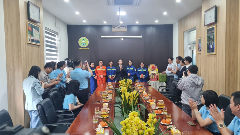 Bí thư Thành ủy Đà Nẵng tặng quà tết cho 5 công nhân xuất sắc của công ty Môi trường đô thị Đà Nẵng.