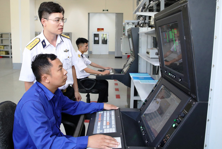 Huấn luyện khai thác, làm chủ trang bị, máy móc hiện đại tại nhà máy đóng tàu X52, Cục Kỹ thuật Hải quân.