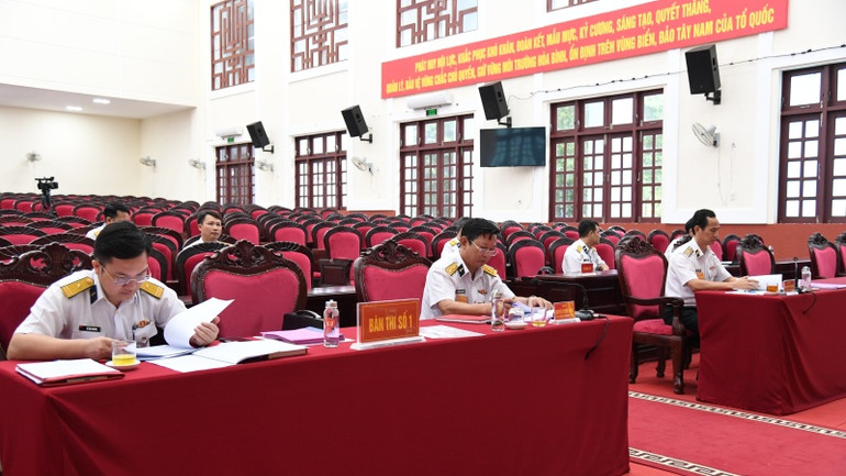 Ban giám khảo làm việc khẩn trương, nghiêm túc để Hội thi Báo cáo viên đạt hiệu quả tốt nhất.