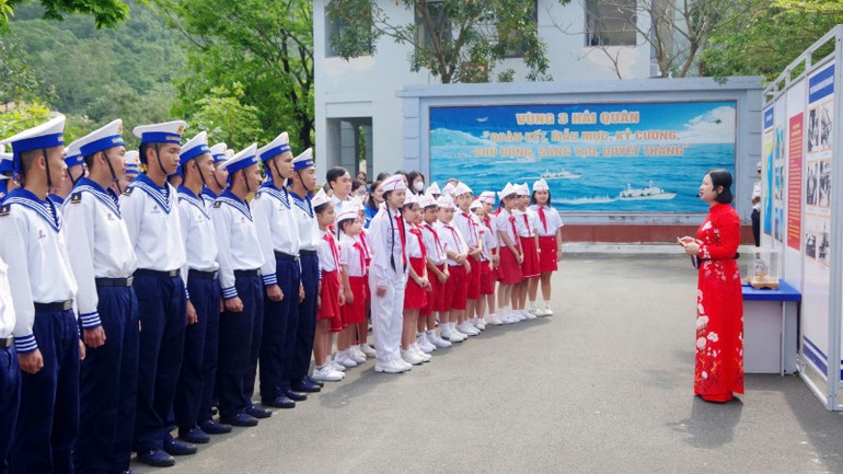 Chiến sĩ trẻ và các em học sinh nghe giới thiệu về Vùng 3 Hải quân.