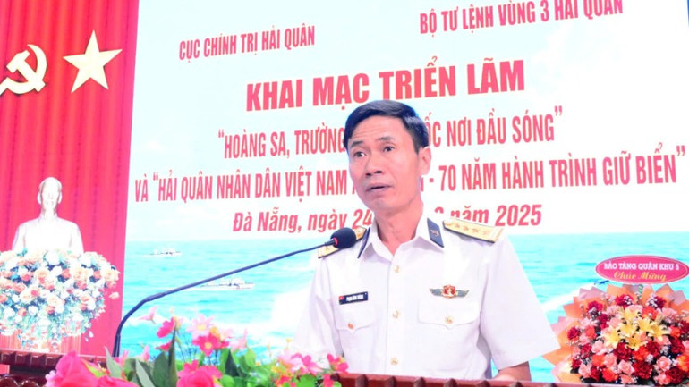 Đại tá Phạm Đình Thành, Phó Chính ủy Vùng 3 Hải quân phát biểu khai mạc triển lãm.